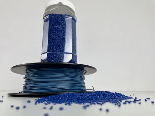 Blue filament with blue colorant